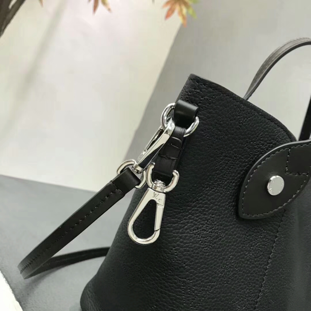 LV春夏新款 双重设计的Hina手袋54350 轻质舒适 黑色