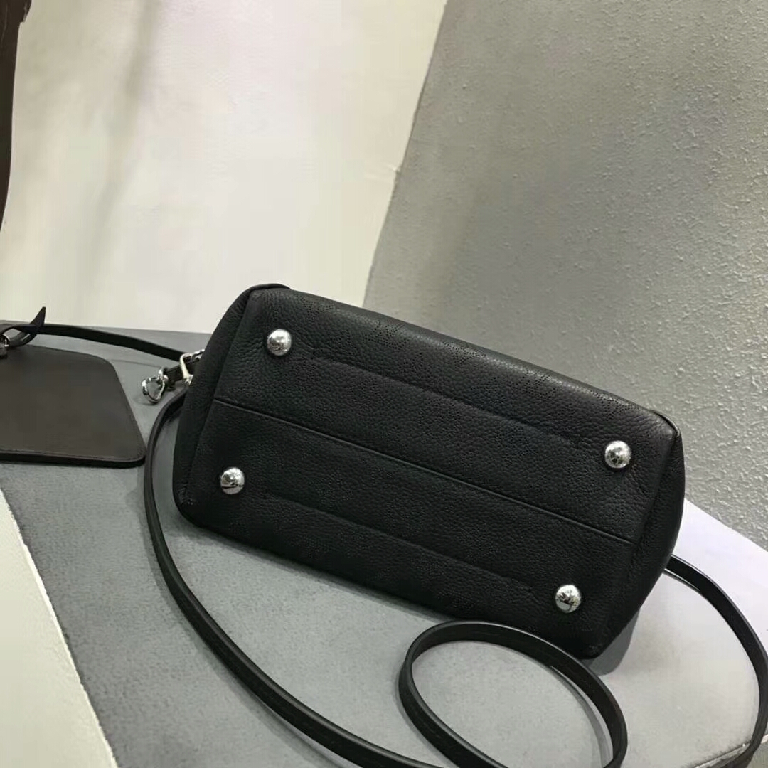 LV春夏新款 双重设计的Hina手袋54350 轻质舒适 黑色