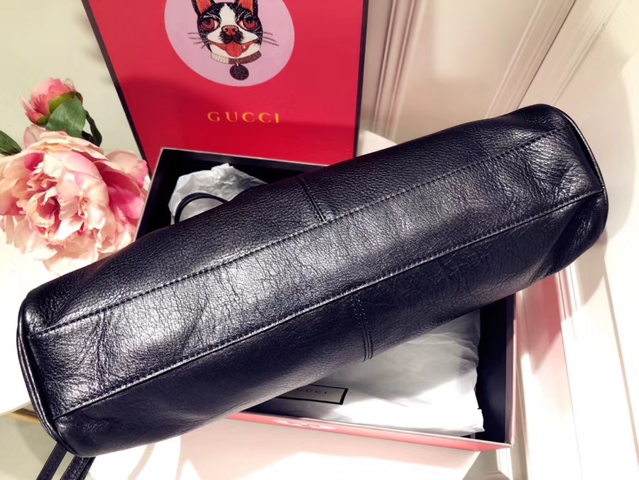 GUCCI最新主打RE(BELLE)系列手袋 516459 黑色 选用质地柔软的天然粒纹皮革 品牌标志的经典双G造型 39×25×11cm