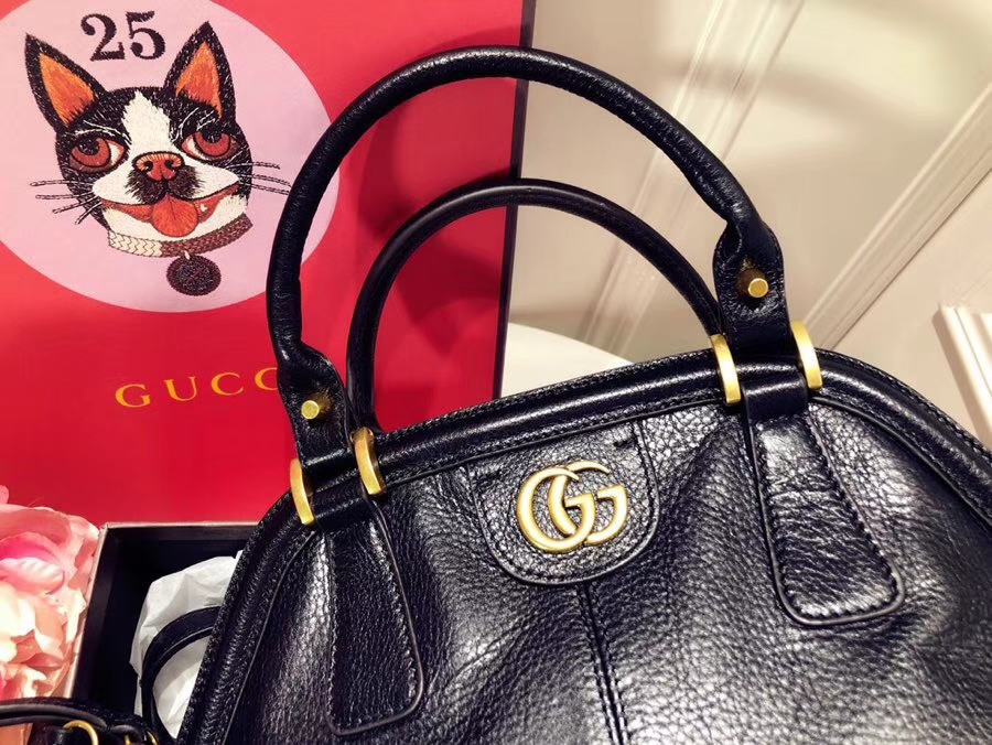 GUCCI最新主打RE(BELLE)系列手袋 516459 黑色 选用质地柔软的天然粒纹皮革 品牌标志的经典双G造型 39×25×11cm