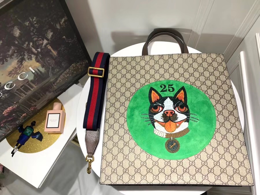 Gucci 特别推出以萌犬为主角的中国新年特别购物袋 450950 绿色 寻找青春的气息 22×2914cm