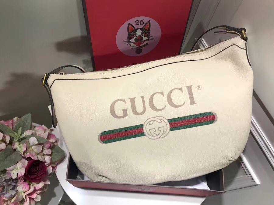 GUCCI全新推出 Gucci Print 系列半月形挎包 523588 白色，采用80年代复古标识印花 47.5×29×9cm