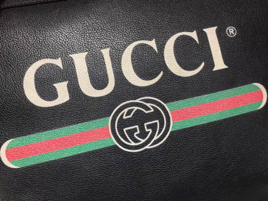 GUCCI全新推出 Gucci Print 系列半月形挎包 523588 黑色，采用80年代复古标识印花 47.5×29×9cm