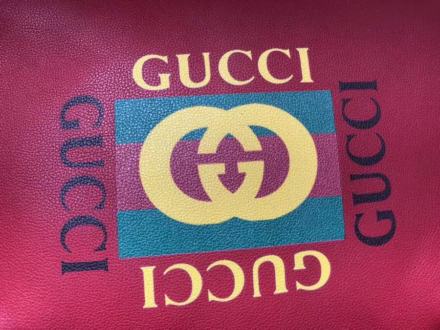 GUCCI全新推出 Gucci Print 系列半月形挎包 523588 红色，采用80年代复古标识印花 47.5×29×9cm