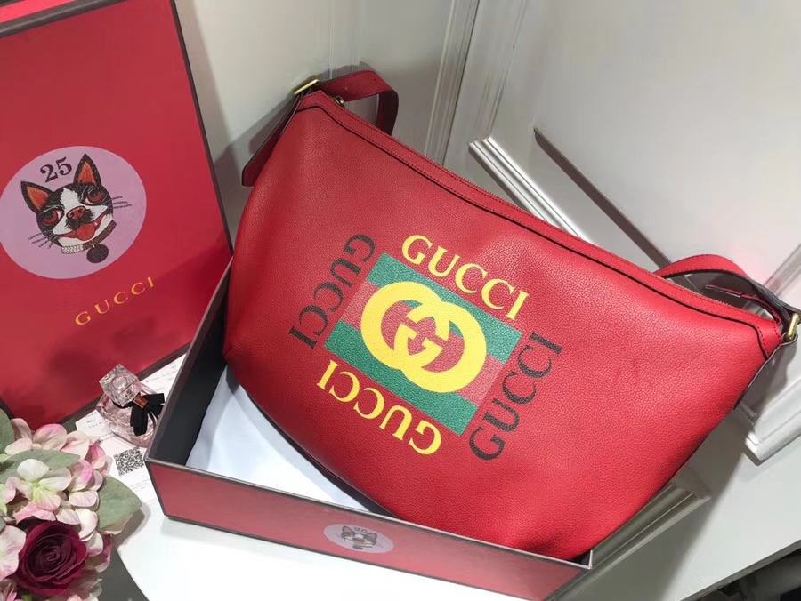 GUCCI全新推出 Gucci Print 系列半月形挎包 523588 红色，采用80年代复古标识印花 47.5×29×9cm