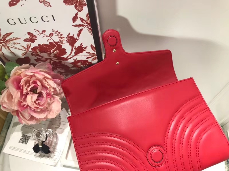 GUCCI 最新款手包 ​GG系列手包波浪纹链条包 498079 红色 精选小牛皮 30×20×4cm