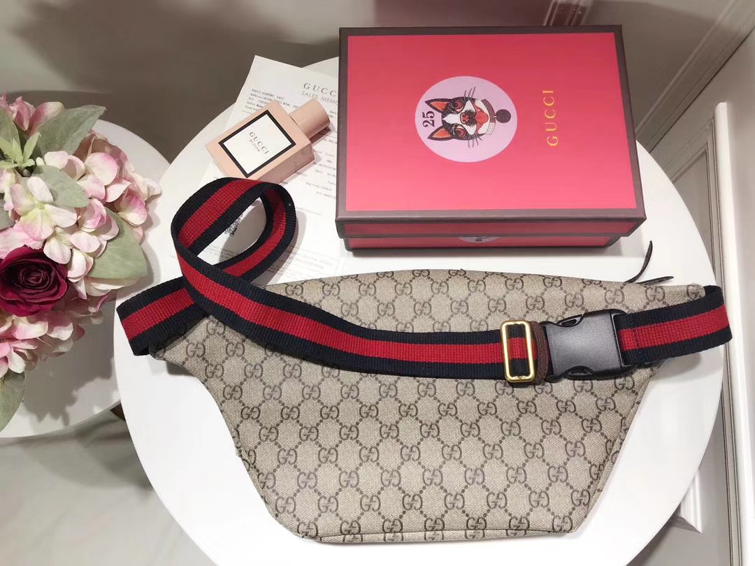 Gucci瞩目的包包 493869 徽章标志时尚圈～明星圈同款这款正席卷着整个时尚潮流圈 28×18×8cm