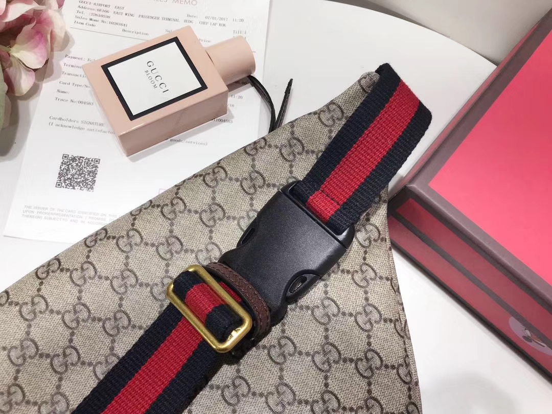 Gucci瞩目的包包 493869 徽章标志时尚圈～明星圈同款这款正席卷着整个时尚潮流圈 28×18×8cm