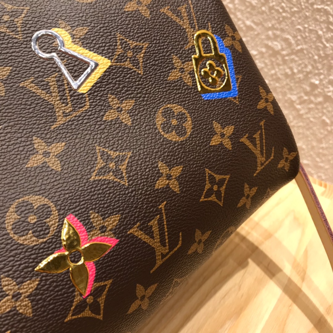 路易威登官网 2019情人节限定版最新徽章系列枕头包44365 3D效果的可爱徽章 别具一格的浪漫