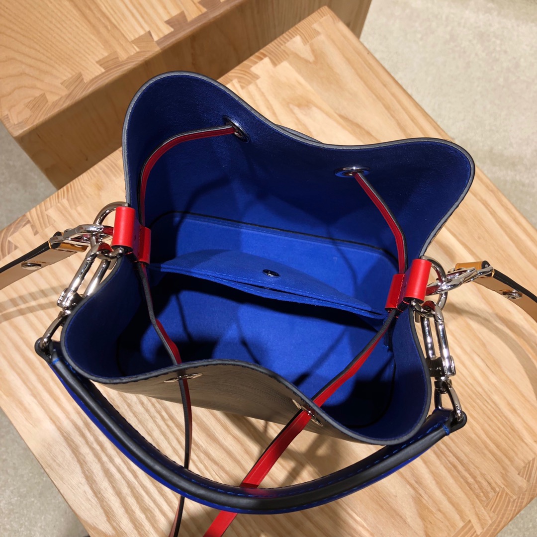LV官网 水波纹桶包小号44022 设计很独特 颜色搭配大气 手提短袋可以拆卸