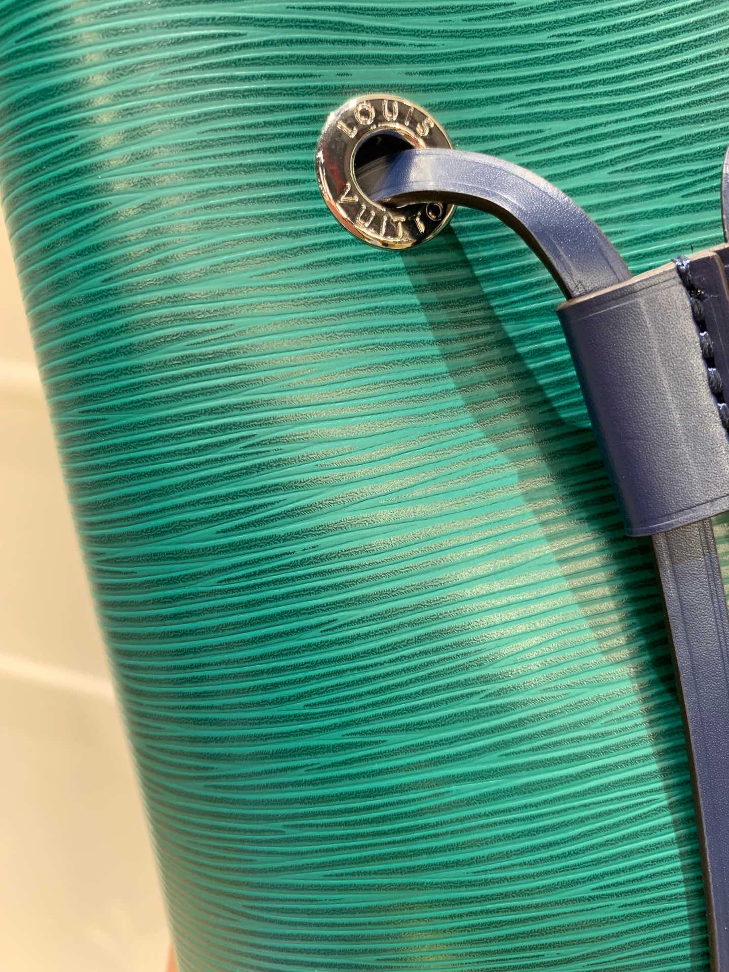 LV官网 水波纹桶包小号44022 设计很独特 颜色搭配大气 手提短袋可以拆卸