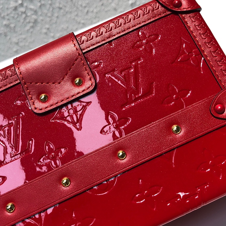 LV包包 驴家全新推出的漆皮系列红色44154 经典盒子